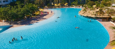 Piscina coperta, 2 piscine all'aperto, cabine incluse nel prezzo