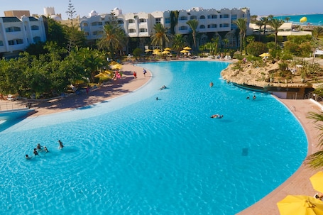 Una piscina techada, 2 piscinas al aire libre, camas de piscina gratis