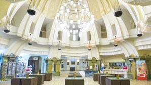 A spacious interior with a high ceiling, a central chandelier, and multiple seating areas. -  Mahdia beach & aquapark (Mahdia)