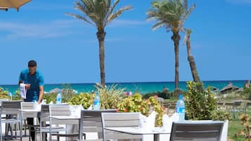 4 restaurantes; se sirven desayunos, almuerzos, cenas y cocina italiana