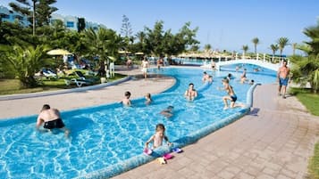 Piscina interna, 2 piscinas externas, barracas de cortesia, guarda-sóis