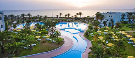 Inomhuspool, 2 utomhuspooler, gratis cabanor och parasoller