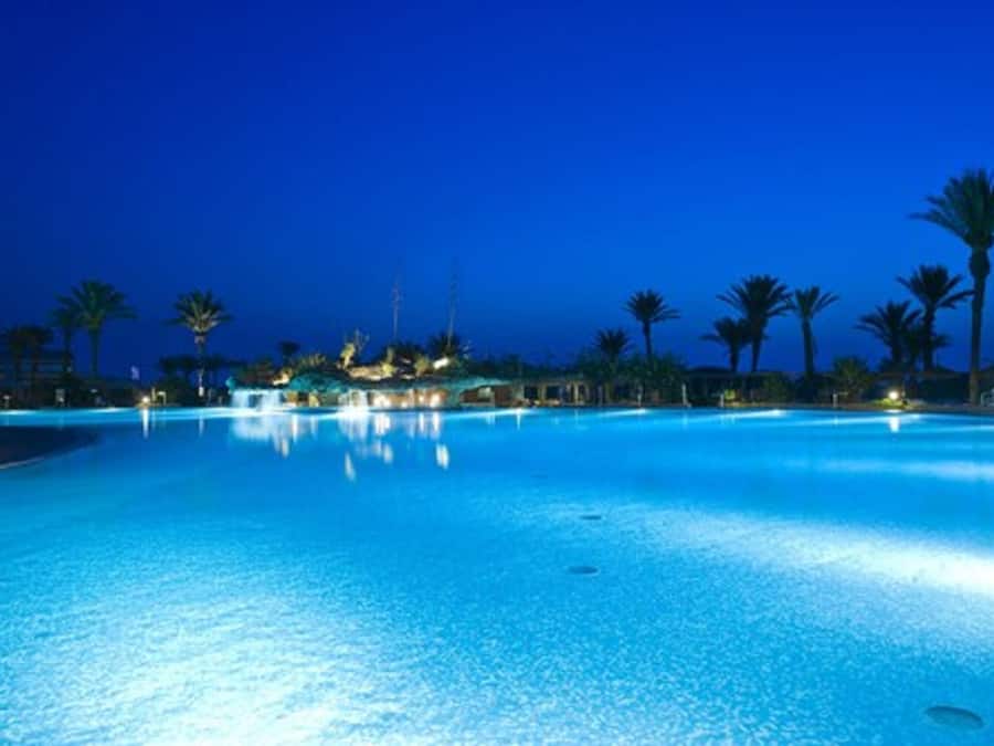 Una piscina techada, 2 piscinas al aire libre, camas de piscina gratis