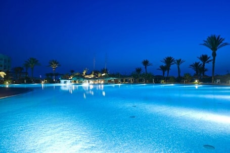 Innenpool, 2 Außenpools, Cabañas (kostenlos), Sonnenschirme. Mahdia beach & aquapark