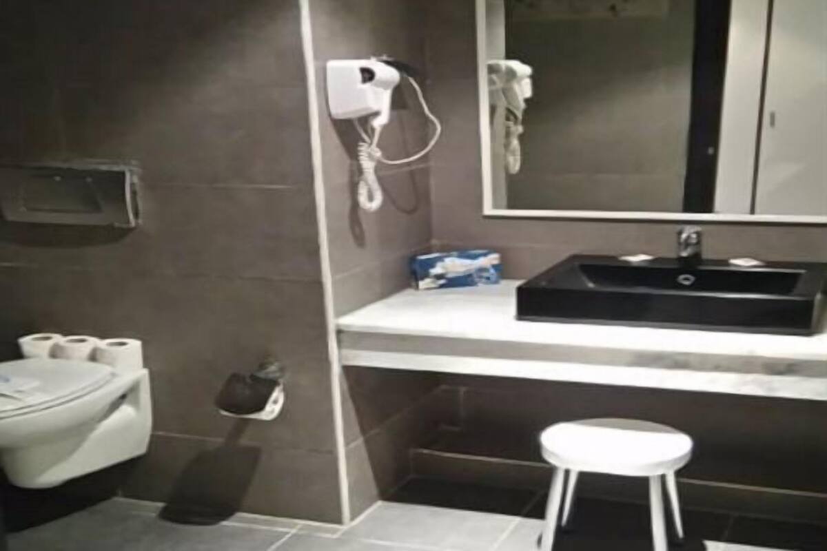 Standard Suite, Private Bathroom | Bathroom