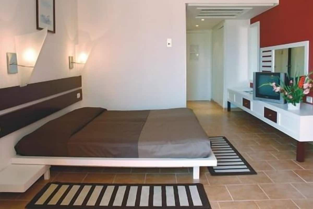 Standard Quadruple Room, Private Bathroom | 1 bedroom