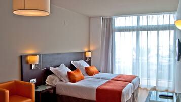 Minibar, pengeskab på værelset, skrivebord, lydisolering