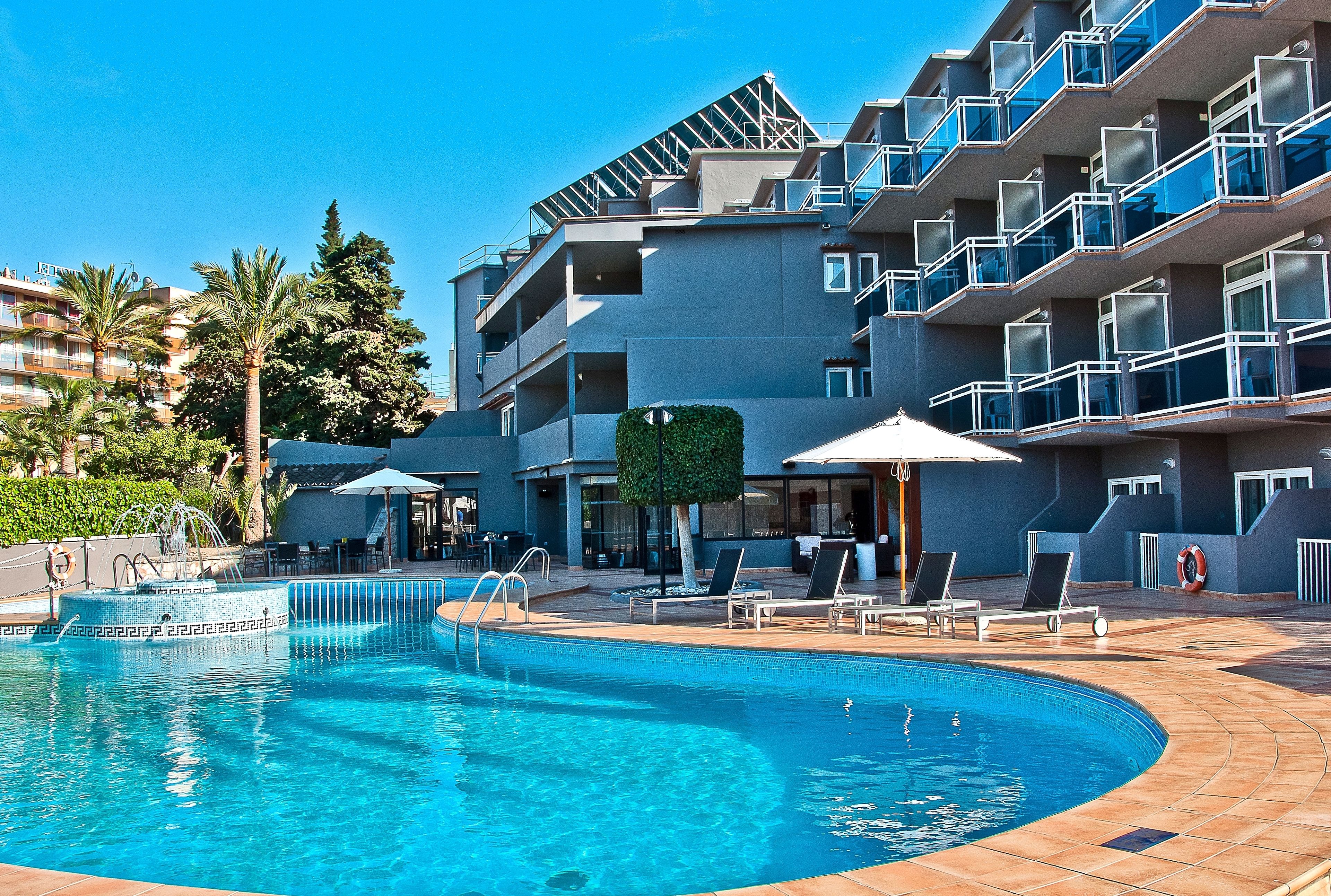 outdoor pool, pool umbrellas, pool loungers