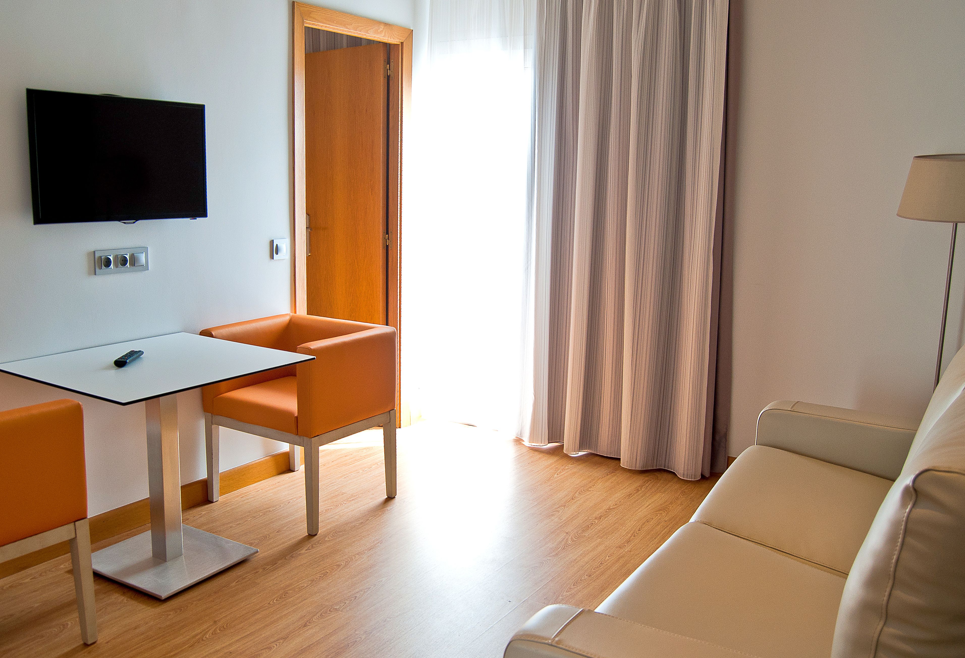 32-inch lcd tv with satellite channels, tv