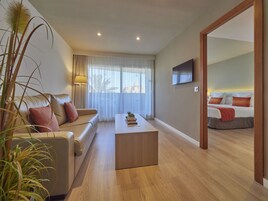 Minibar, caja de seguridad en la habitación y escritorio 