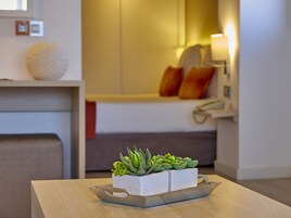 Minibar, caja de seguridad en la habitación y escritorio 