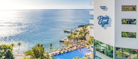 Innenpool, Außenpool, Liegestühle