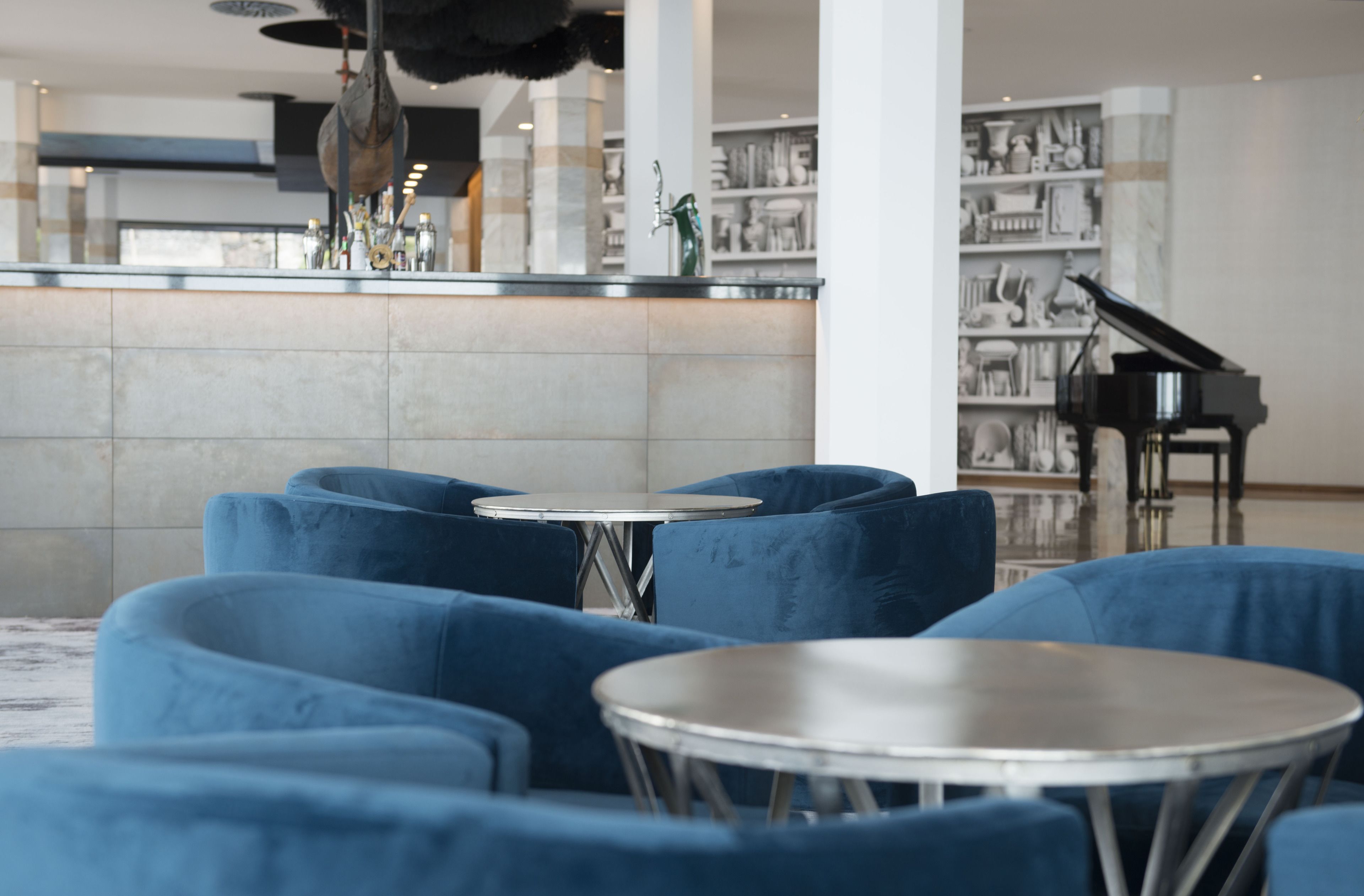 2 bars/lounges, poolside bar