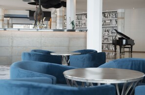 2 bars/lounges, poolside bar - Hotel Baía Azul (Funchal)