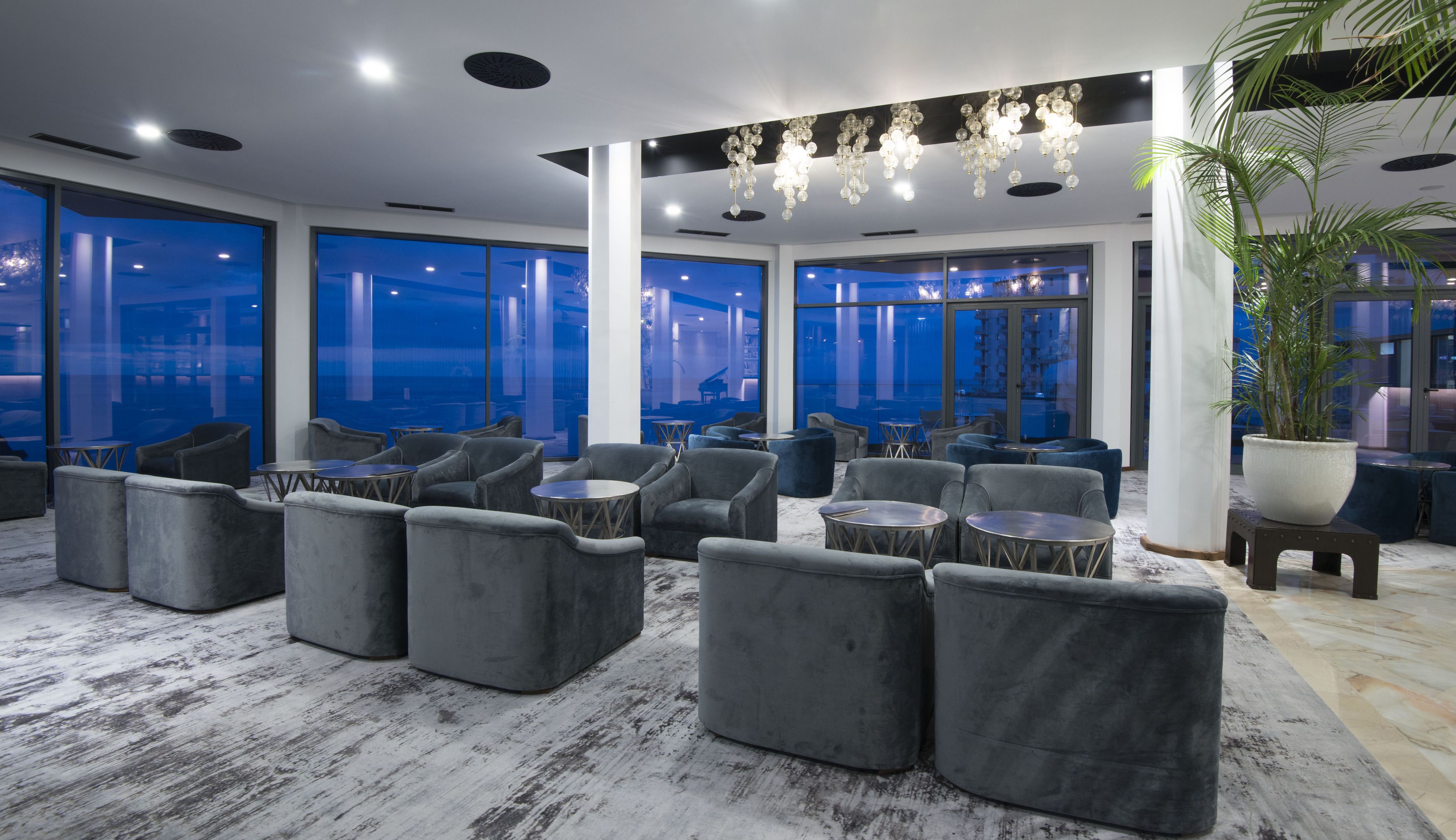 2 bars/lounges, poolside bar