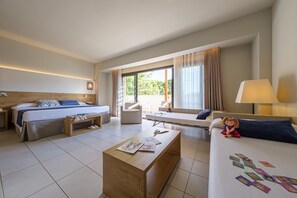 Een minibar, een kluis op de kamer, een bureau, gratis wifi