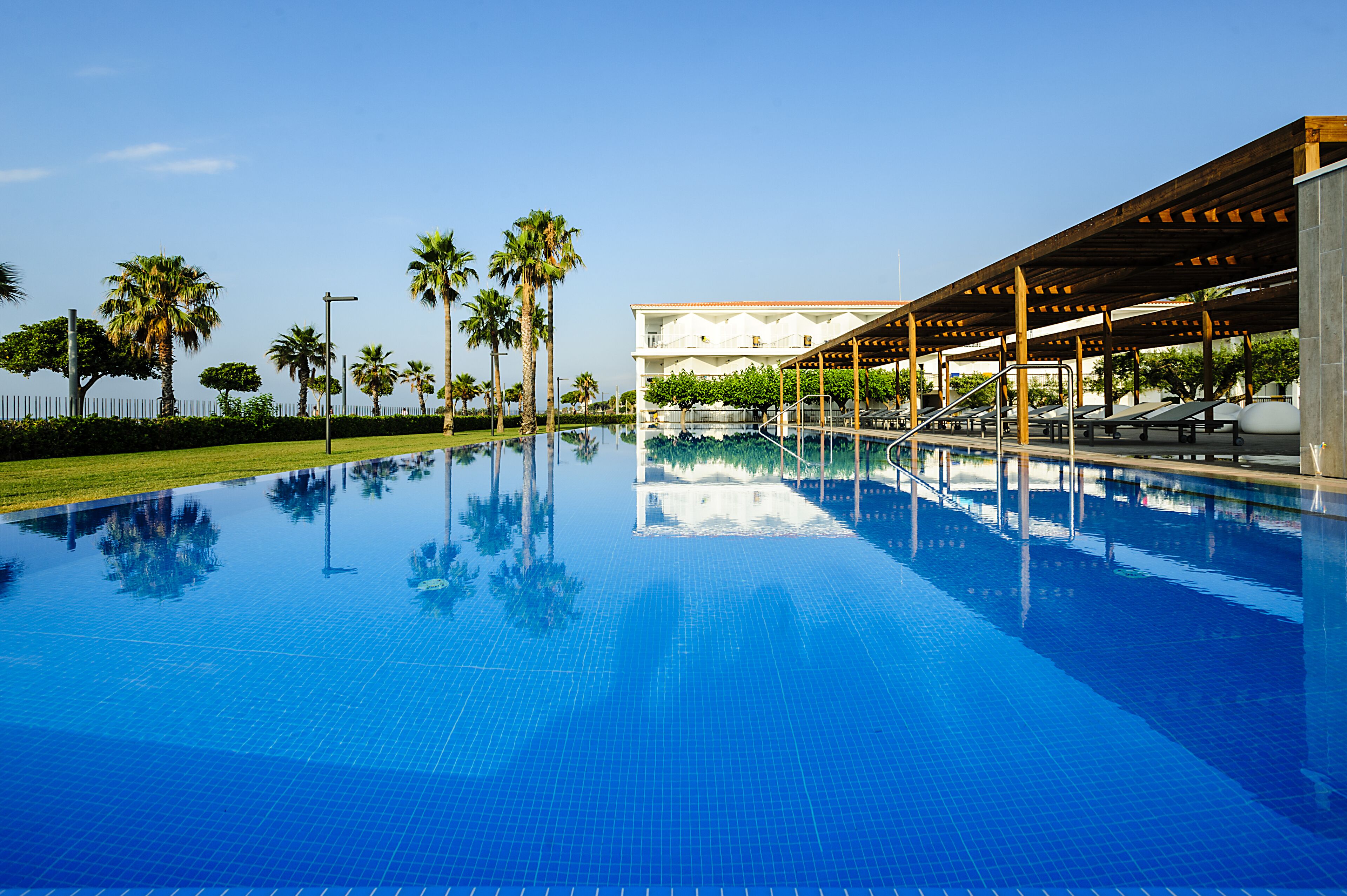 Una piscina cubierta, una piscina al aire libre de temporada