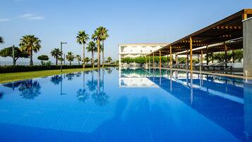 Piscina interna, piscina externa sazonal