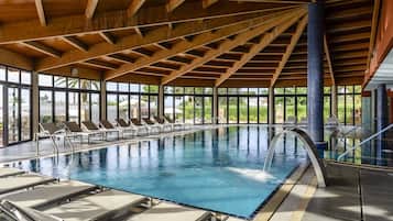 Una piscina cubierta, una piscina al aire libre de temporada