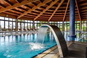 Una piscina techada, una piscina al aire libre de temporada