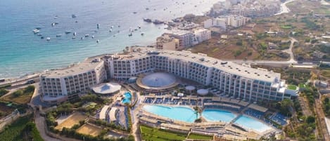 Una piscina cubierta, tumbonas