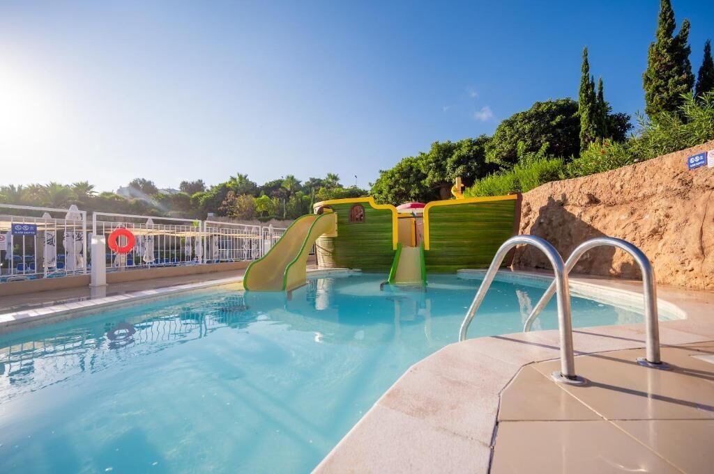 Piscine couverte, chaises longues