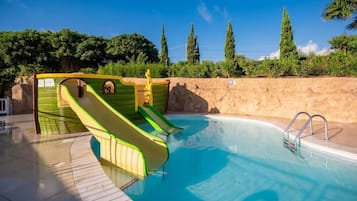 Indoor pool, sun loungers