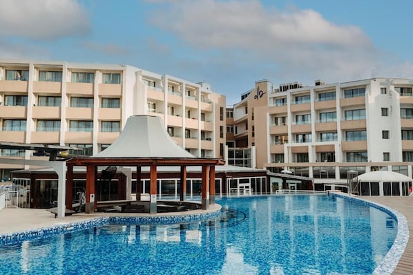 2 bars-salons, 2 bars attenants Ă la piscine