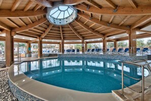 Piscine intérieure, chaises longues
