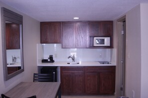 Fridge, microwave - Americas Best Value Inn Port Aransas (Port Aransas)