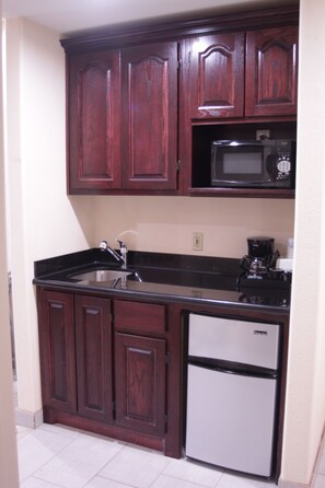 Suite, 2 Queen Beds, Non Smoking (Pet Free) | Mini-refrigerator - Americas Best Value Inn Port Aransas (Port Aransas)