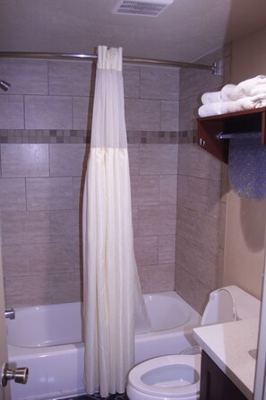 Room, 3 Double Beds, Non-Smoking, Kitchenette | Badezimmer | Kostenlose Toilettenartikel, Haartrockner, Handtücher