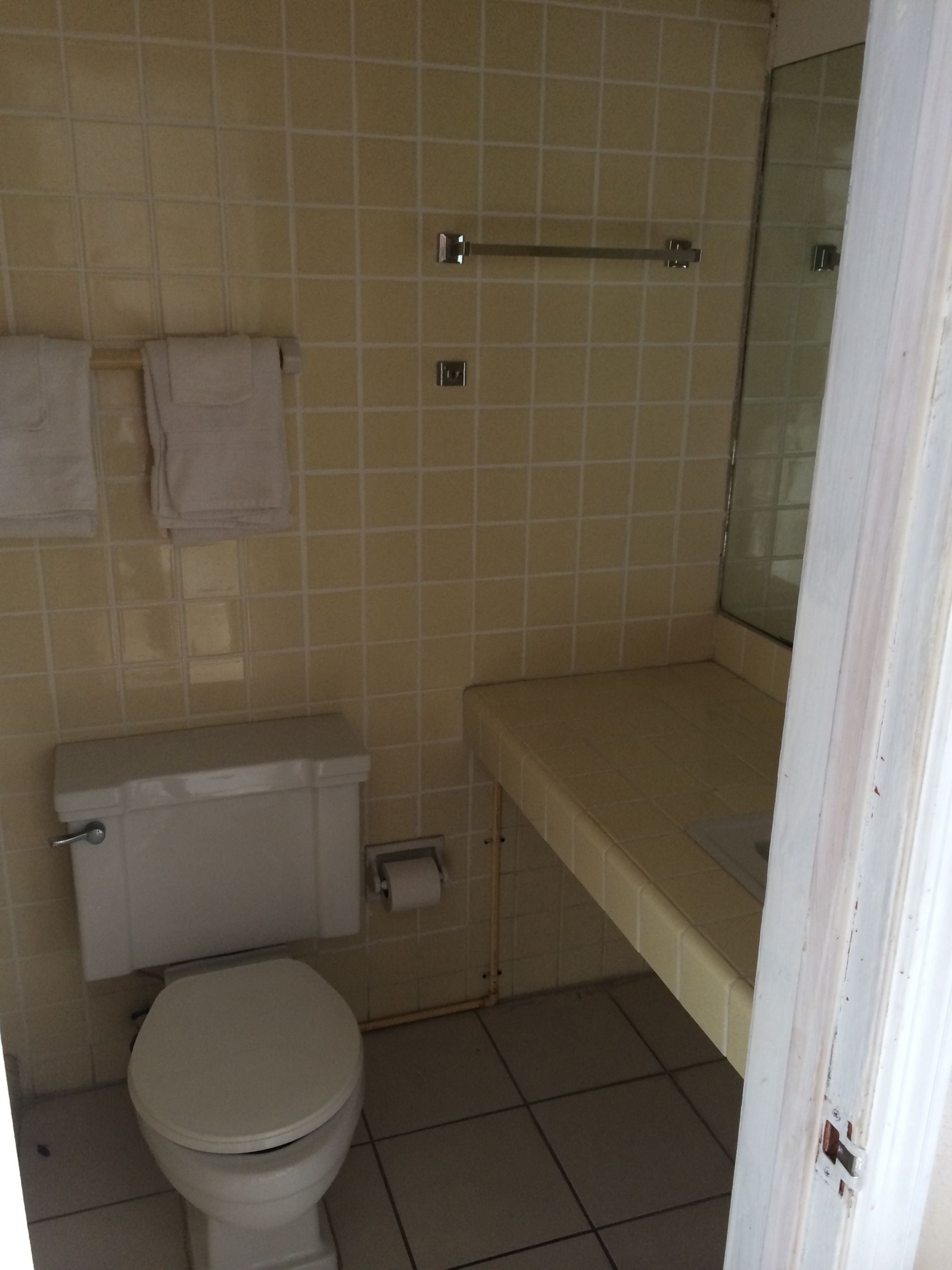 Kombinasi shower/bathtub dan handuk