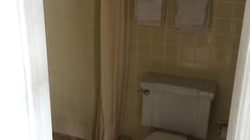 Ensemble douche/baignoire, serviettes fournies