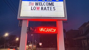 A sign for a Royal Inn with a vacancy notice. - Royal Inn (Daytona Beach)