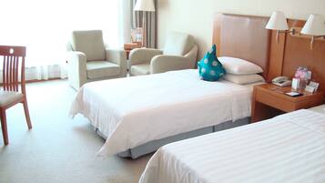 Minibar, in-room safe