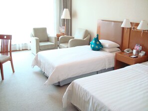 Minibar, in-room safe