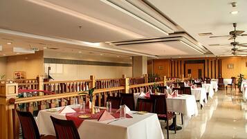 2 restaurants, breakfast served