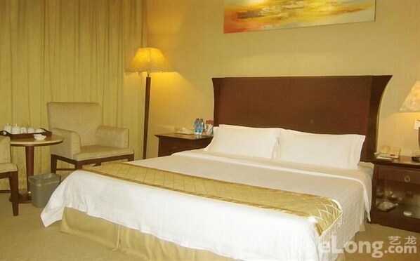 Minibar, in-room safe, alarm clocks