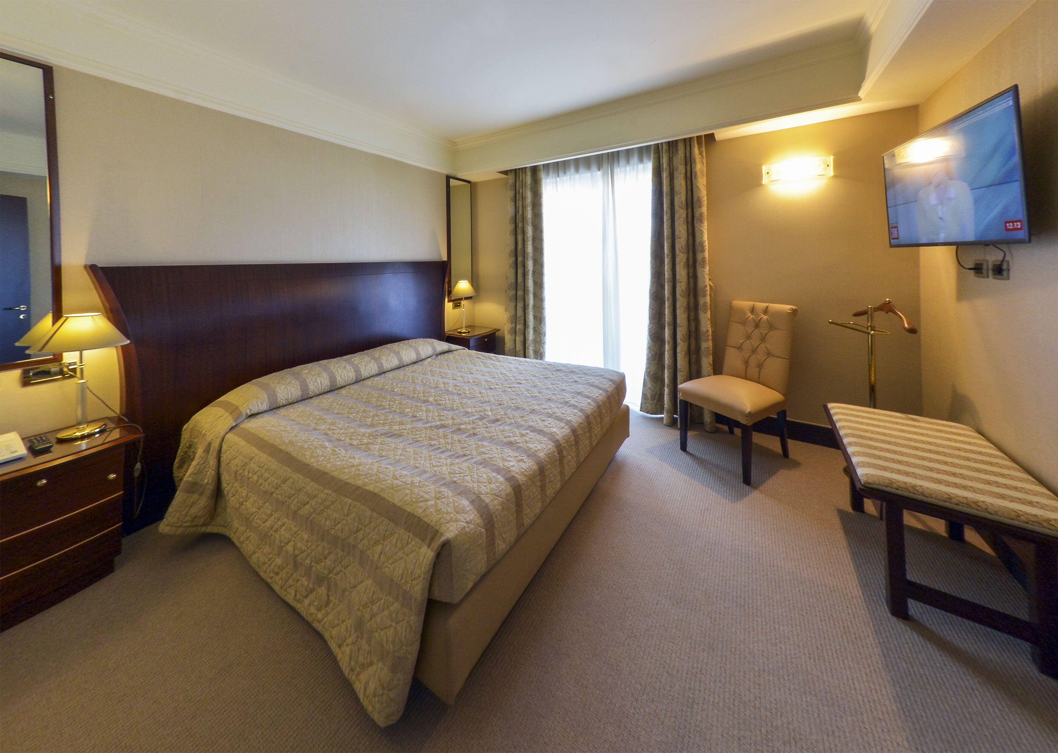 deluxe suite | 1 bedroom, hypo-allergenic bedding, minibar, in-room safe