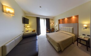 Ropa de cama hipoalergénica, minibar, caja fuerte y escritorio