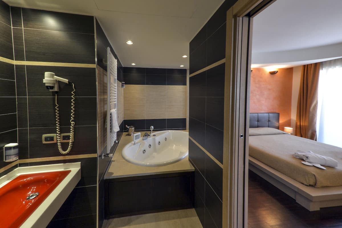 superior suite | bathroom | shower, hair dryer, bidet, towels
