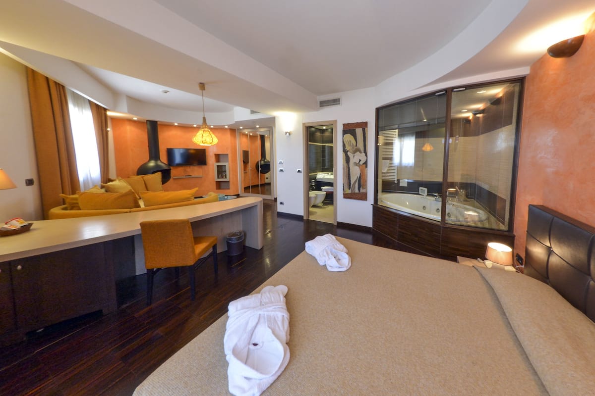 superior suite | 1 bedroom, hypo-allergenic bedding, minibar, in-room safe