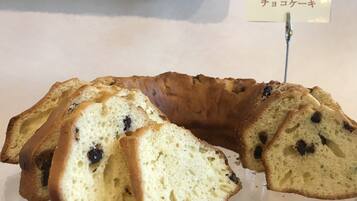 Un pastel de chocolate con una etiqueta en varios idiomas.