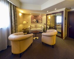 Deluxe Suite | Hypo-allergenic bedding, minibar, in-room safe, desk