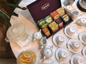 A tea service set with Lipton tea bags, teapots, cups, and saucers on a table. - Grand Hotel Olimpo (Alberobello)