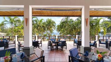 5 restoran, melayani sarapan, makan siang; sajian makanan laut