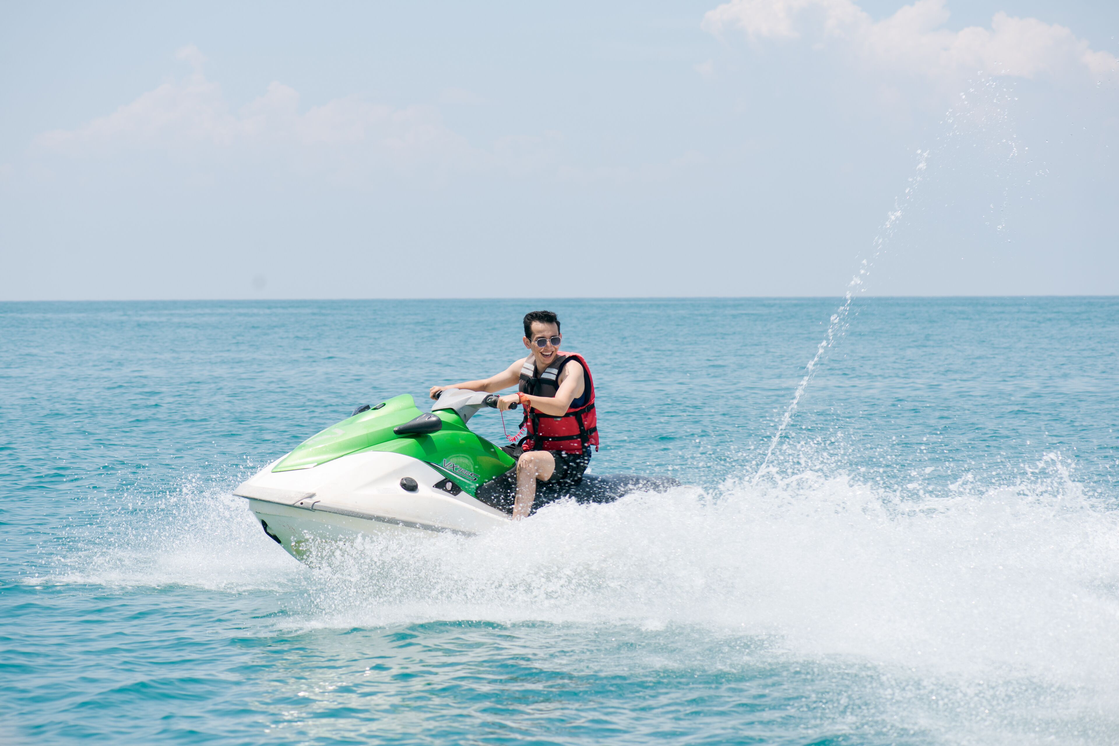 Eine Person fährt mit einem Jetski auf dem Wasser.