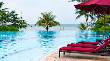 2 kolam renang terbuka, payung kolam, kerusi lepak pantai