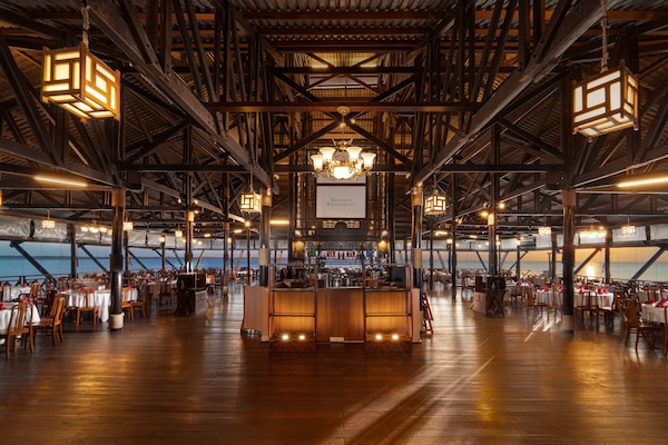5 restaurants; breakfast, lunch, and dinner served